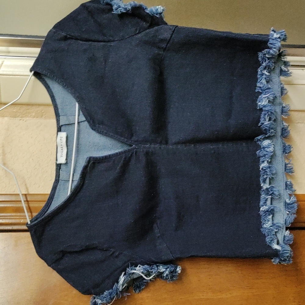 💥 5/$10💥 💙Sugar Plus +Lips Fray Denim Top